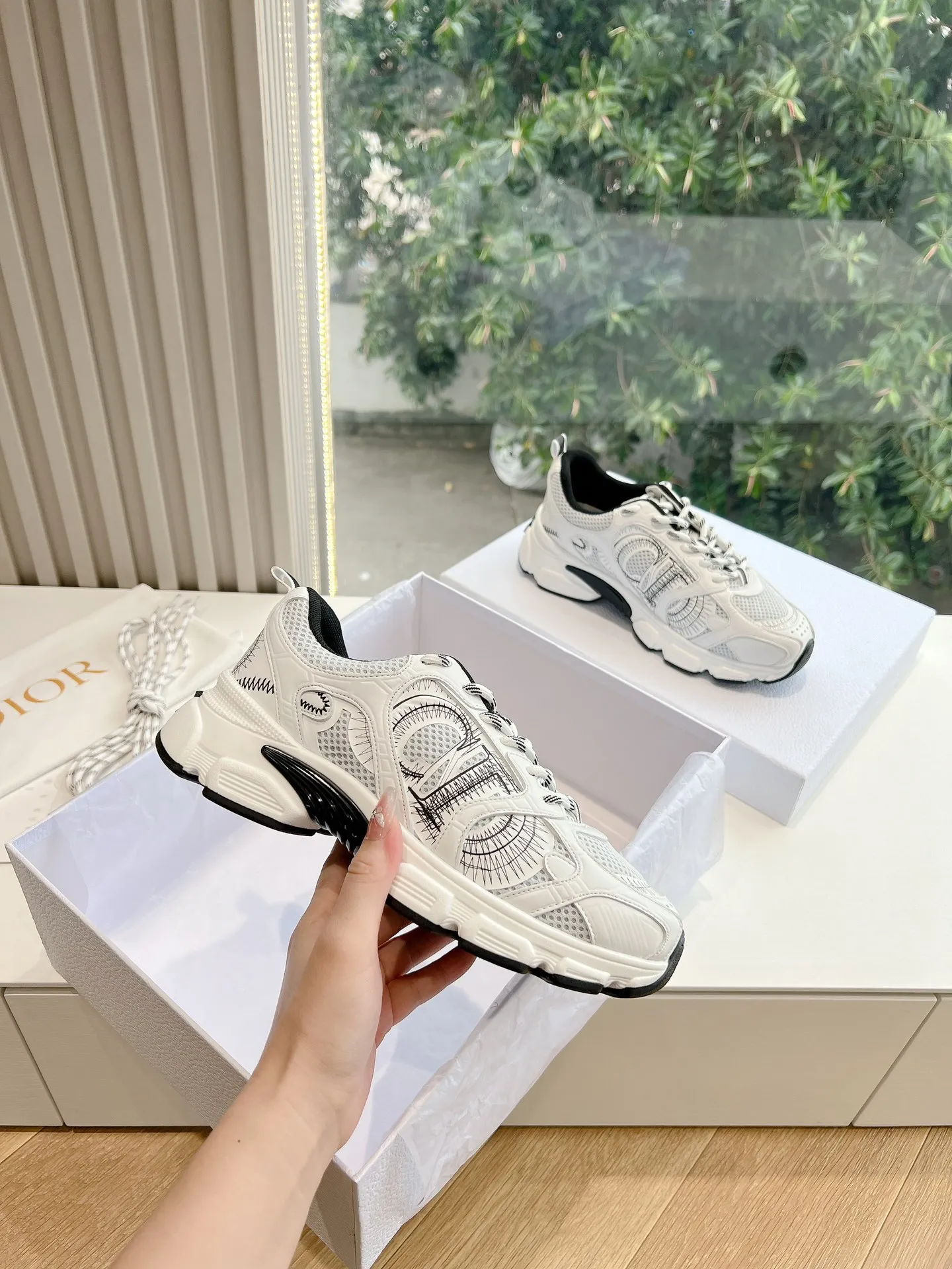 👟👟Ex-factory price 640👟👟 (Top version) Dior Chrono series sports shoes Purchased and developed in Taikoo Hui for RMB 18,200. This Dior chrono sports shoe continues the timeless silhouette and is carefully made of mesh, so it will be particularly comfortable on the feet. It is decorated with CD special craftsmanship logo to enhance the style. The lightweight style is matched with the "Christian Dior" logo thin sole, suitable for all seasons, and can be matched with all kinds of casual looks to add a finishing touch. Classic and super durable. Upper: cowhide stitching. Original molded outsole. Size: 35-41. Full set of counter synchronized gift box 💝 packaging